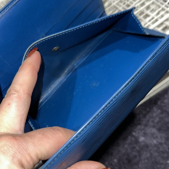 Luis Vuitton Cyan Blue Epi tri fold wallet. - Picture 12 of 17